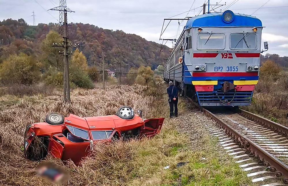 На залізничному переїзді в Дубриничах на Ужгородщині електричка в'їхала в "копійку", загинув 70-річний водій (ФОТО)