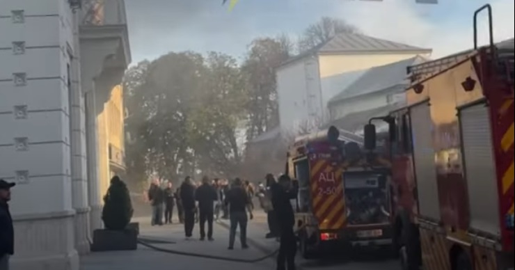 В Ужгороді у торговому центрі "Корона" сталася пожежа, загорілася електрощитова (ВІДЕО)