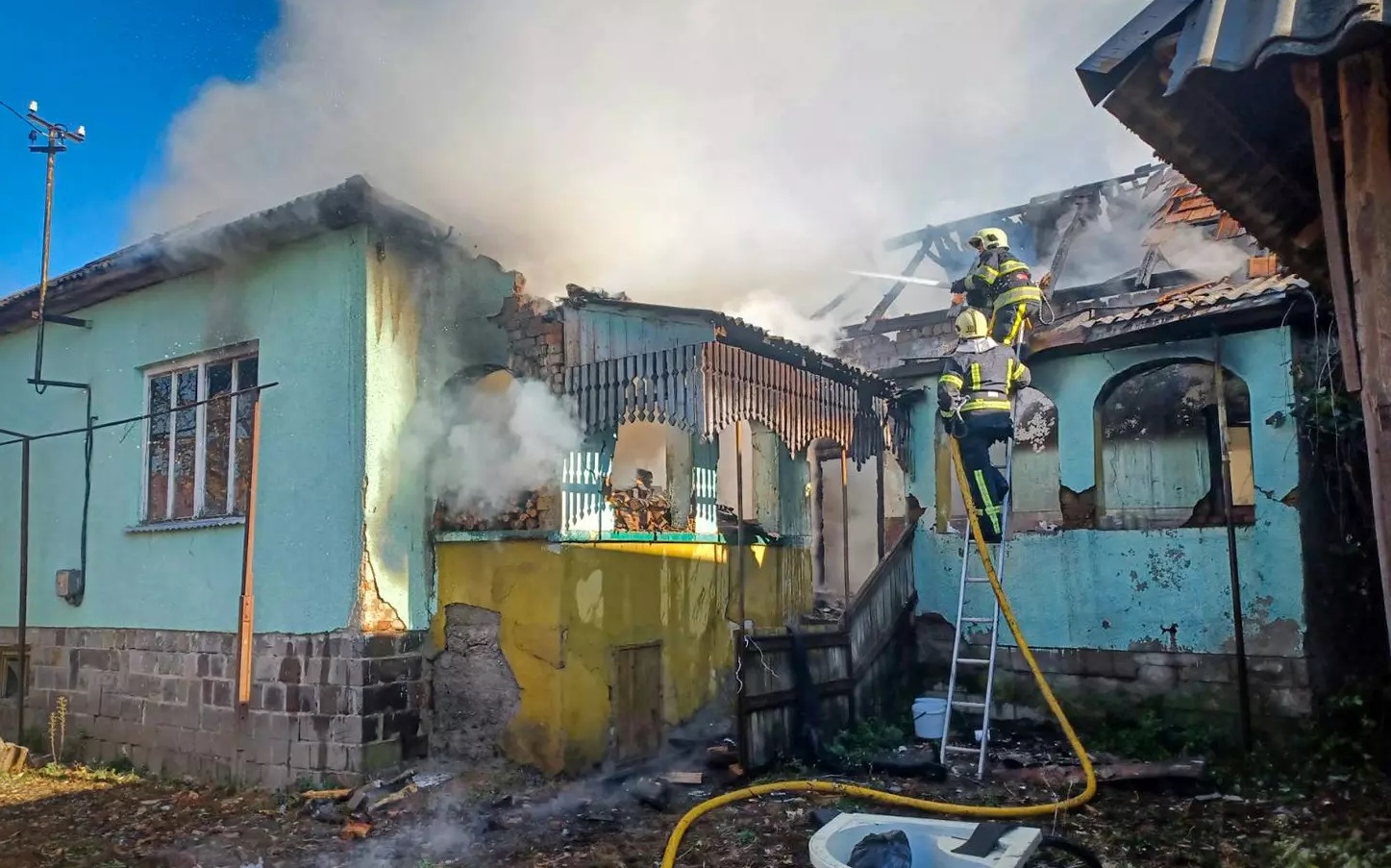 У Лецовиці на Мукачівщині згорів дах будинку, господар-інвалід вчасно вибрався з приміщення (ФОТО)