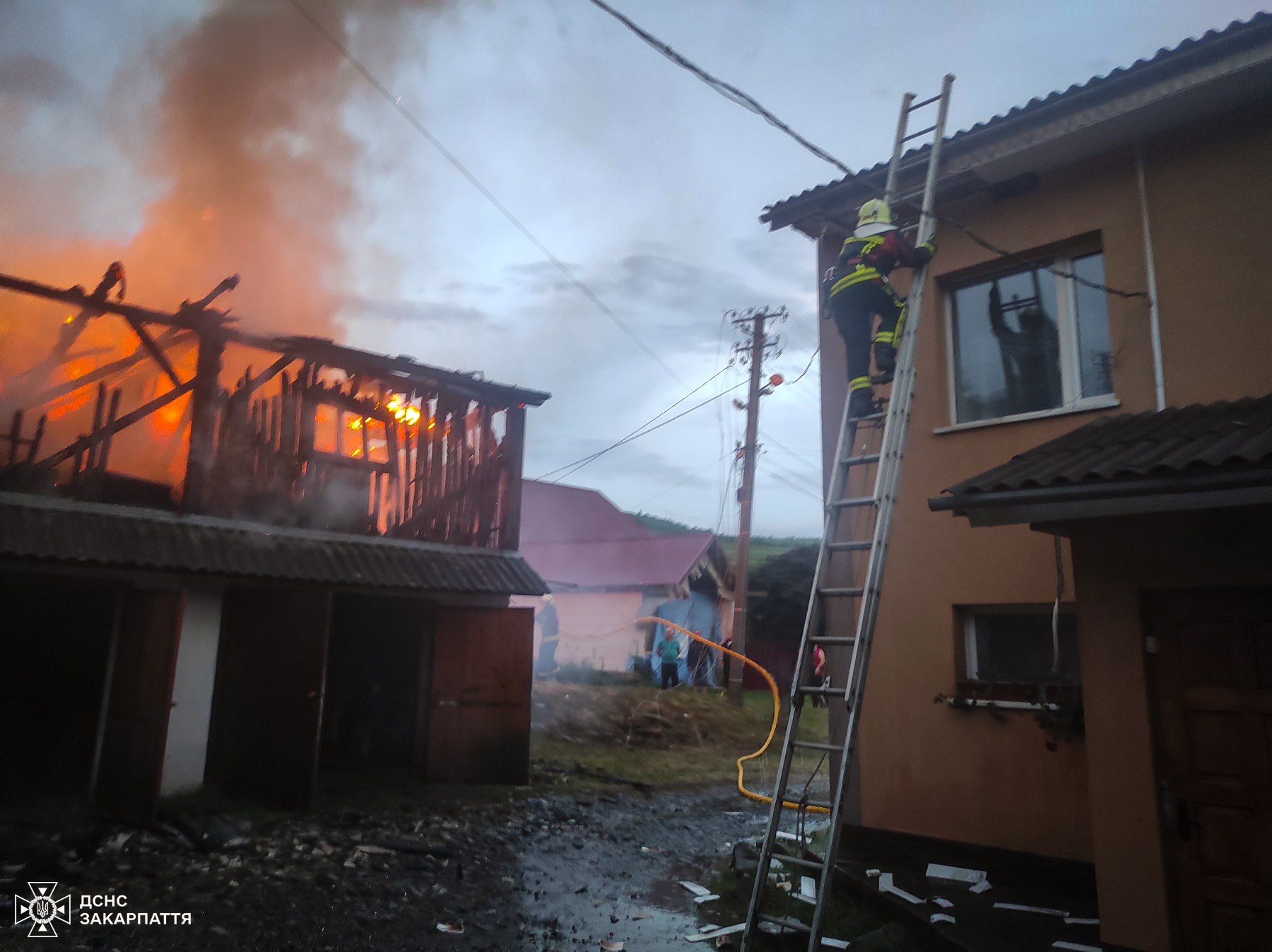 У Нижніх Воротах на Мукачівщині через пожежу в надбудові над гаражем мало не згорів будинок (ФОТО)