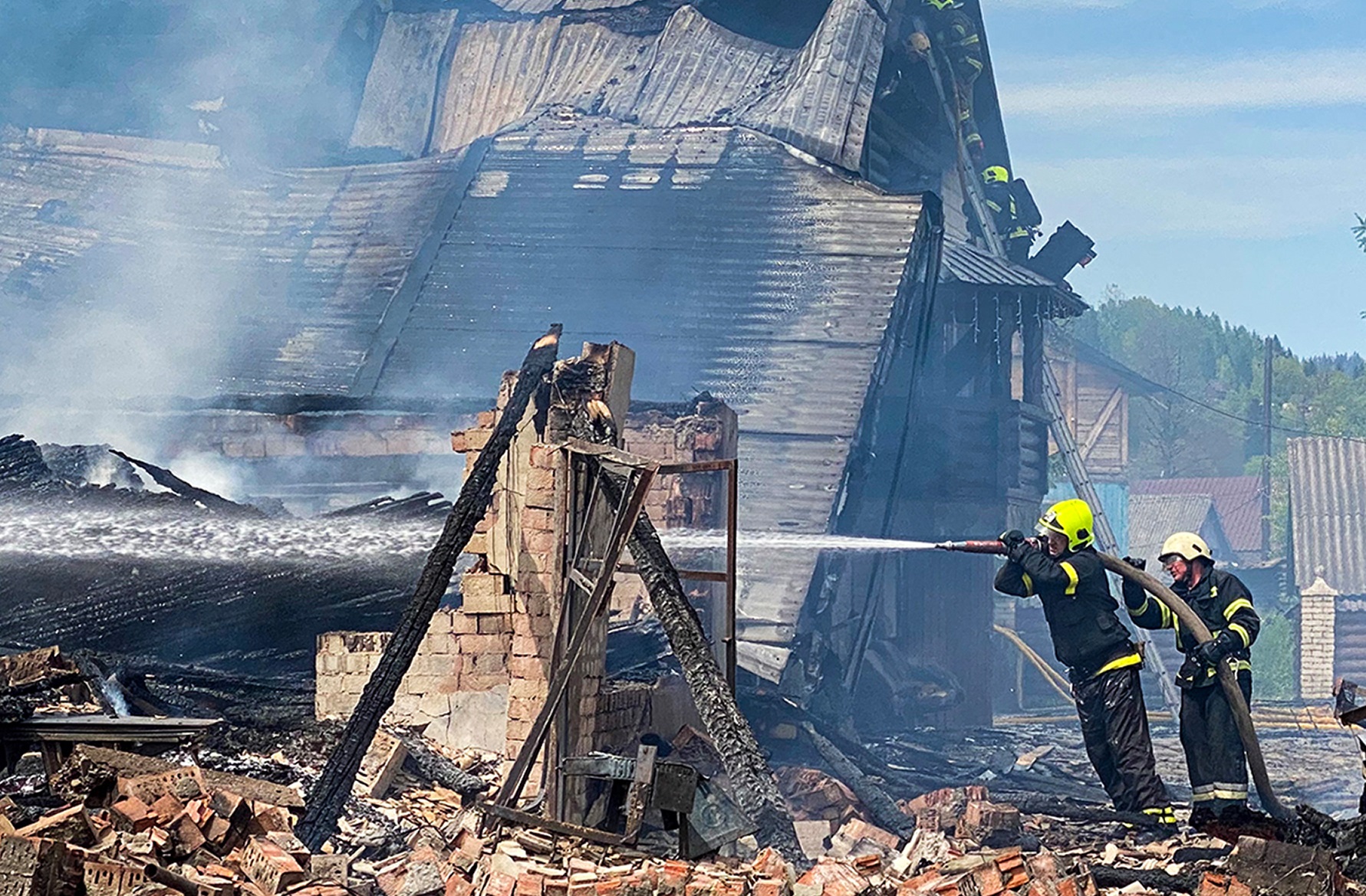 У пожежі у Ясіні на Рахівщині згоріли три господарські споруди, крівля та 2-й поверх будинку та автомобіль УАЗ (ДОПОВНЕНО) (ФОТО)