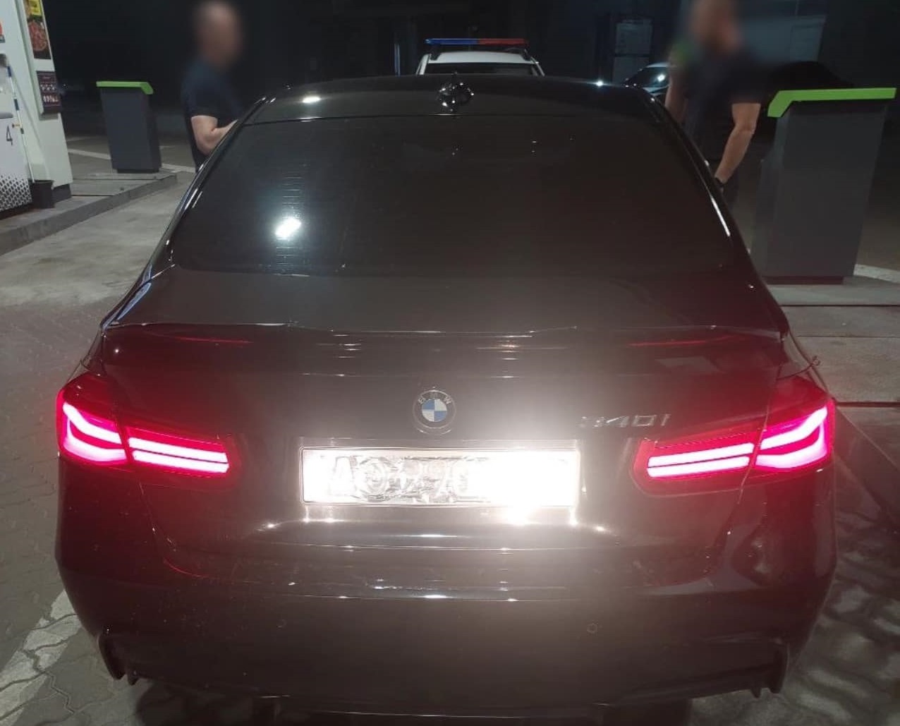 В Ужгороді водій кинув свою "підроблену" BMW з заклеєними номерами та втік (ФОТО)