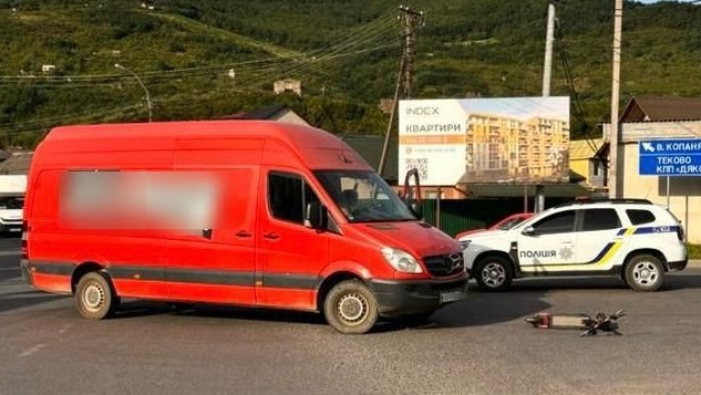 У Виноградові водійка Mercedes-а збила двох підлітків на електросамокаті (ФОТО)
