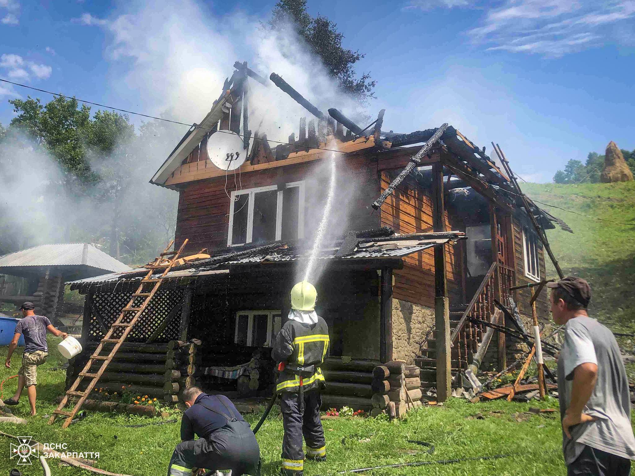 У Верхньому Студеному Пилипецької громади сусіди відрами з водою стримували вогонь, що охопив дерев'яний будинок (ФОТО)