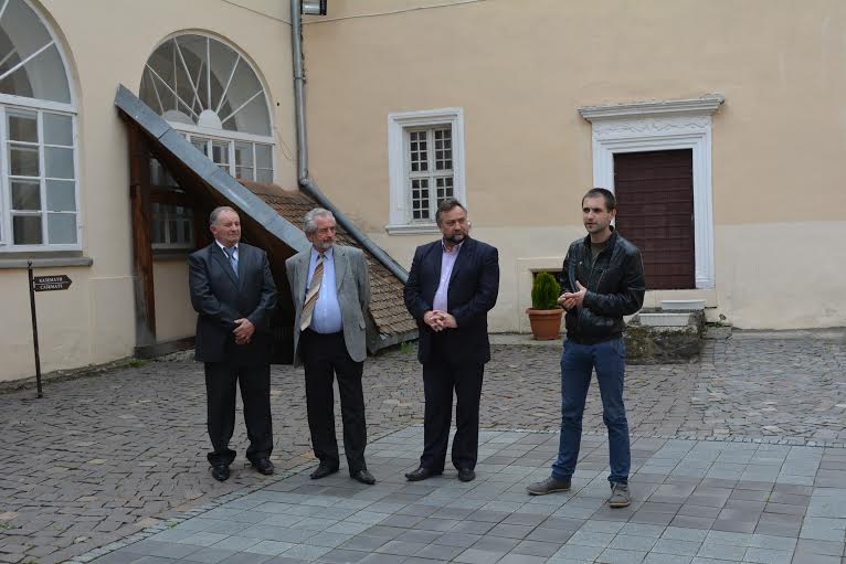 В Ужгородському замку відкрили виставку експонатів Революції Гідности та бойових дій на сході України (ВІДЕО)