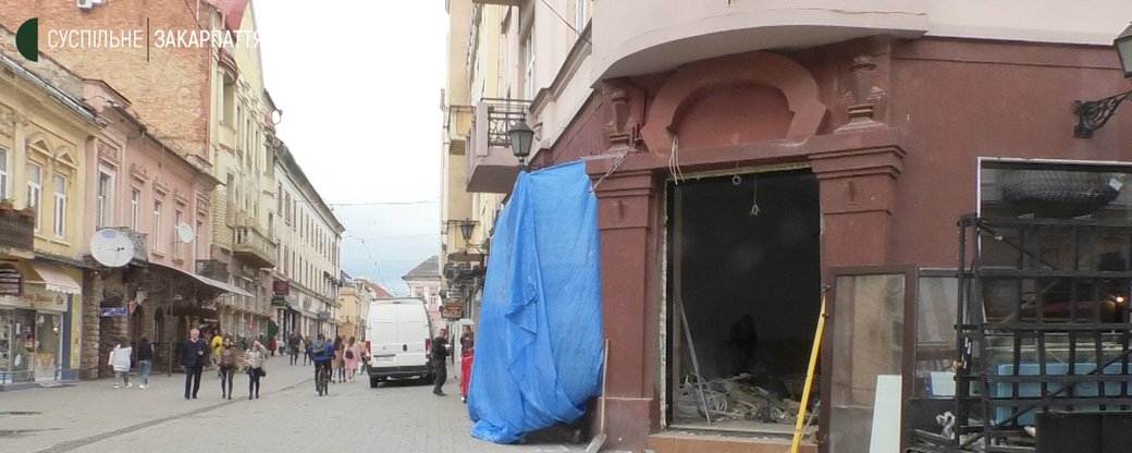 Історичний будинок Лендваї реставрують в центрі Ужгорода. Архітектори нарікають: спотворили історичний вигляд будівлі (ВІДЕО)