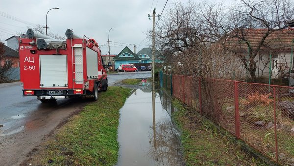 В ужгородському мікрорайоні Доманинці знову підтопило двори (ФОТО, ВІДЕО)