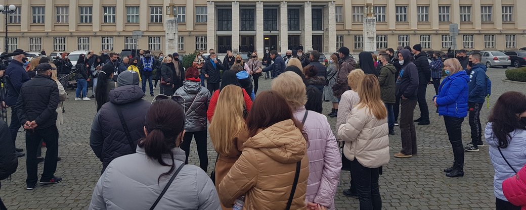 ФОТОФАКТ. В Ужгороді підприємці вийшли на протест проти вибіркового карантину 