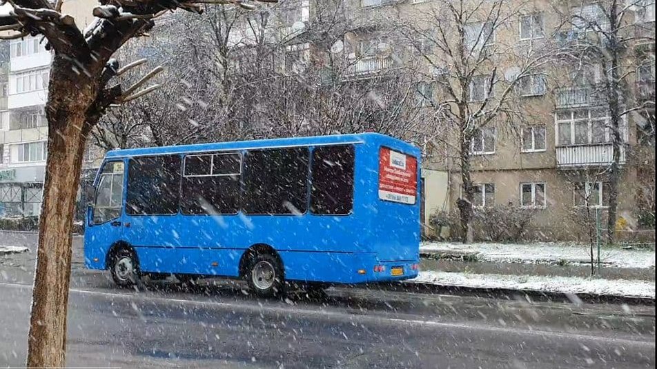 Вперше за майже місяць на Закарпатті відновив роботу громадський транспорт. Водії звільняються (ФОТО, ВІДЕО)