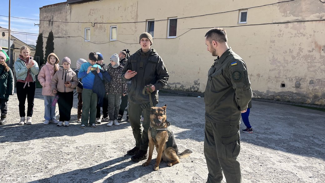 Нацгвардійці провели урок для учнів в Ужгороді, показали роботу кінолога та навчили користуватися раціями (ФОТО, ВІДЕО)