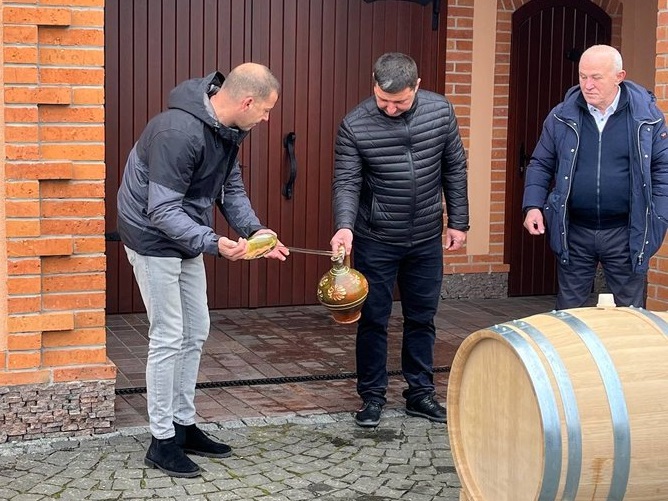 У Берегові відкрили першу на Закарпатті бочку молодого вина (ФОТО, ВІДЕО)