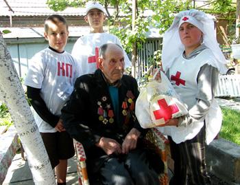 Юні берегівські волонтери записують безцінні свідчення тих, хто пережив війну  